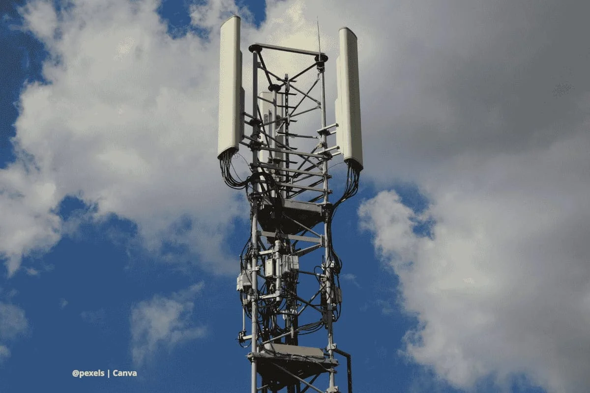 3G vs 5G: la evolución tecnológica que redefine la conectividad en 2025 1 Torre de telecomunicaciones bajo un cielo azul con nubes.