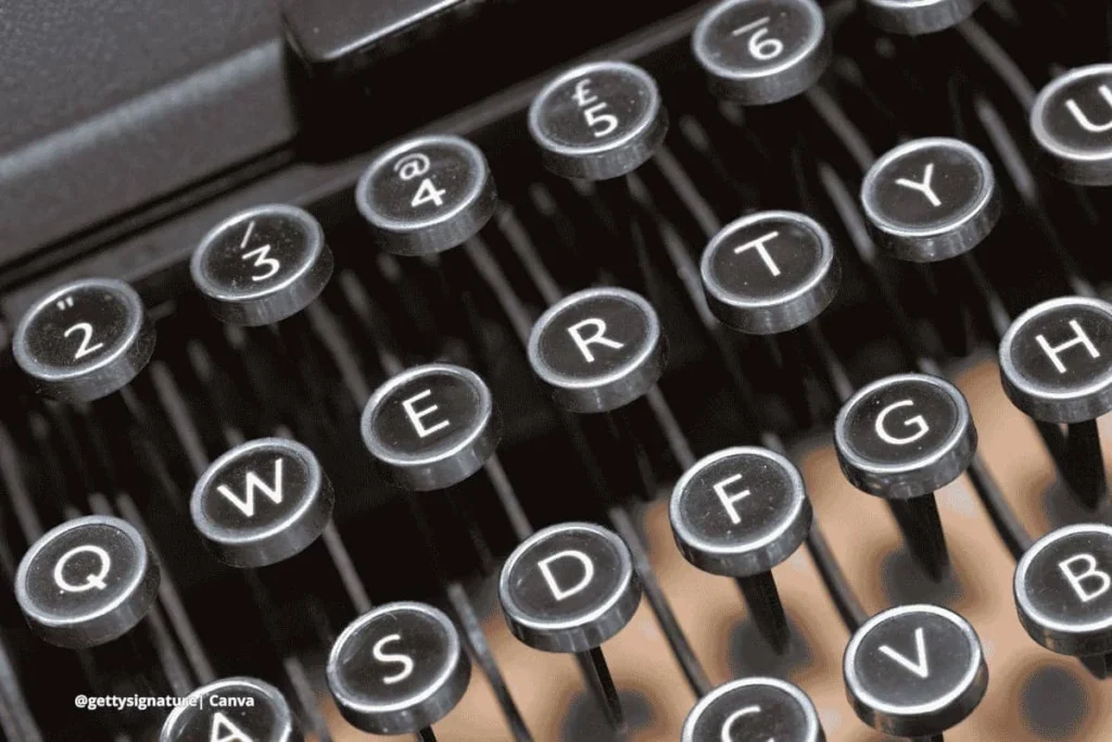 ¿Por qué el teclado QWERTY sigue siendo el estándar a pesar de sus orígenes y limitaciones? 2 Teclas redondas de máquina de escribir antigua QWERTY