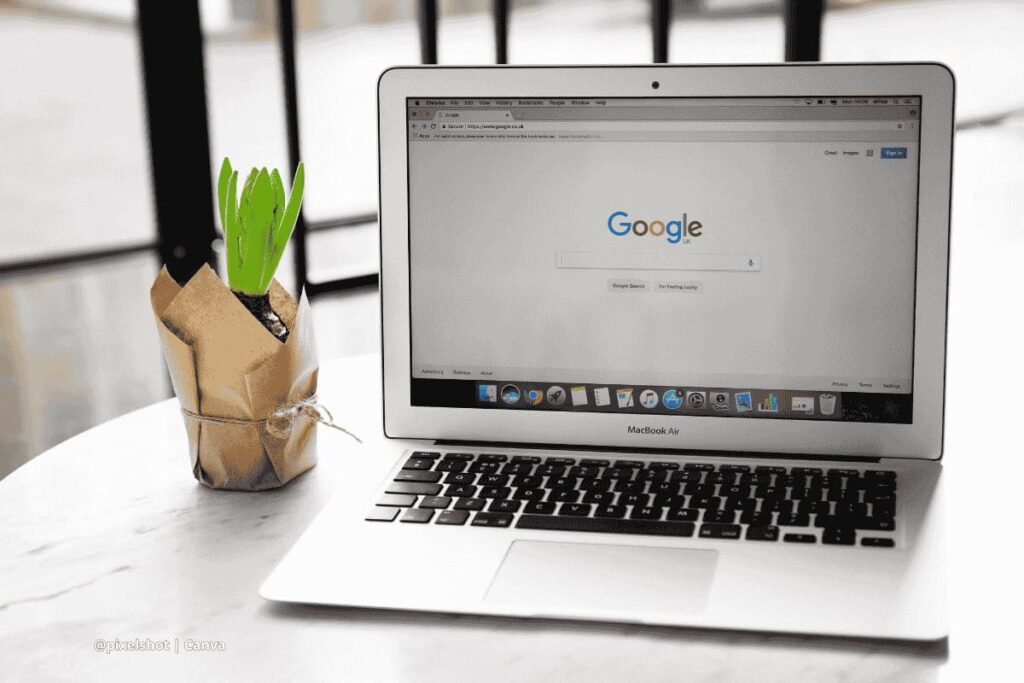 Computador portátil MacBook con buscador de Google en pantalla
