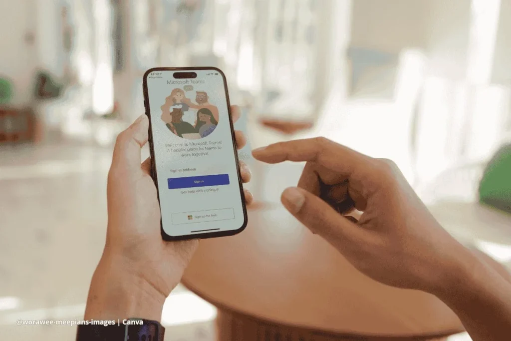 ersona usando Microsoft Teams en un teléfono móvil