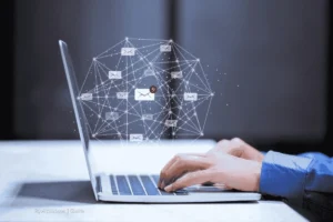 Mano interactuando con carpetas digitales proyectadas en la pantalla de un portátil.