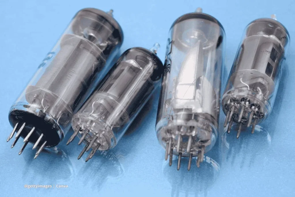 La historia de las primeras computadoras: de bombillos a máquinas complejas 2 Válvulas de vacío electrónicas sobre superficie azul