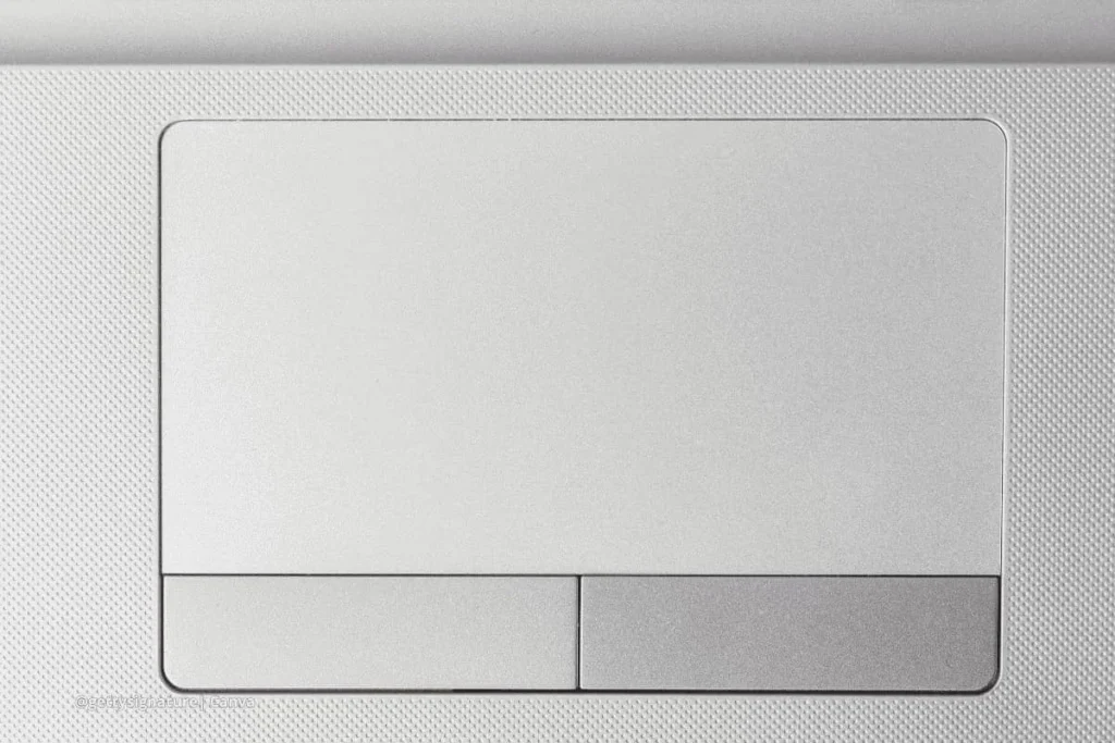Touchpad moderno de laptop en color plateado