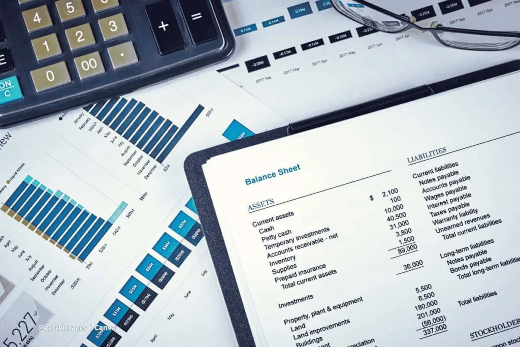 Balance financiero con gráficos y calculadora en hoja de cálculo. Título: Hojas de cálculo para análisis financiero.