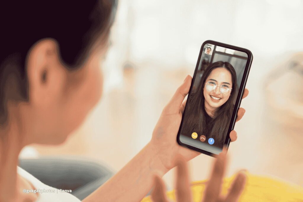 Mujer realizando videollamada en su teléfono móvil