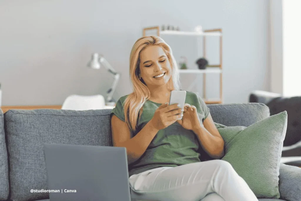 3G vs 5G: la evolución tecnológica que redefine la conectividad en 2025 3 Mujer sonriendo mientras usa su smartphone en la sala.