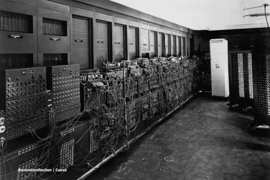 Computadora ENIAC histórica Computadora ENIAC con cables y paneles de control en sala