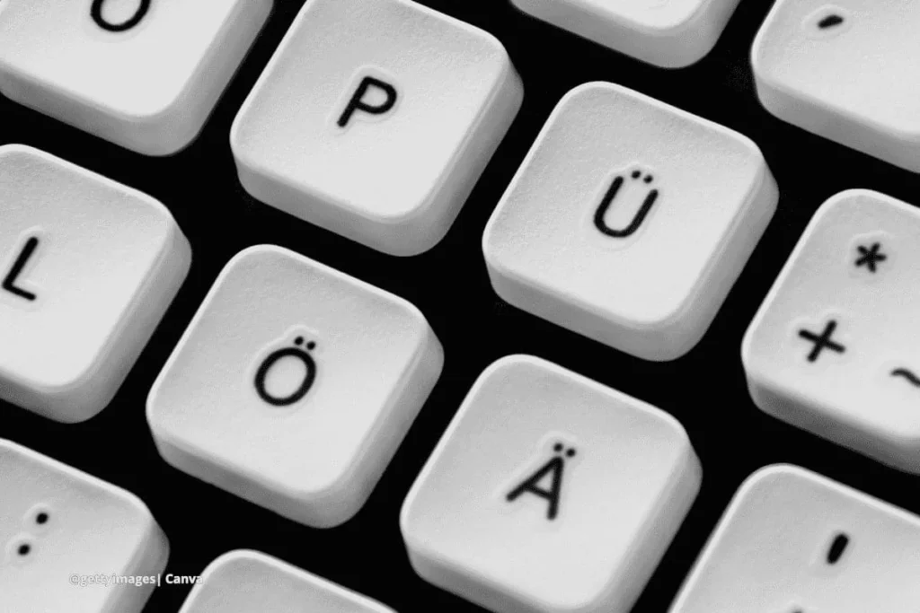 ¿Por qué el teclado QWERTY sigue siendo el estándar a pesar de sus orígenes y limitaciones? 3 Teclado alemán con teclas Ö, Ä y Ü resaltadas