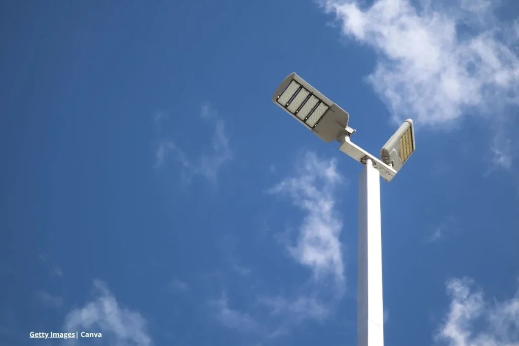 Ciudades inteligentes Colombia 2025 con alumbrado público LED eficiente en cielo despejado.