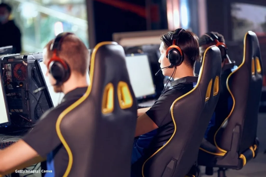 El auge de los e-sports en colombia: oportunidades y desafíos en 2025 3 infraestructura gaming Colombia – jugadores de espaldas en cabinas de PC