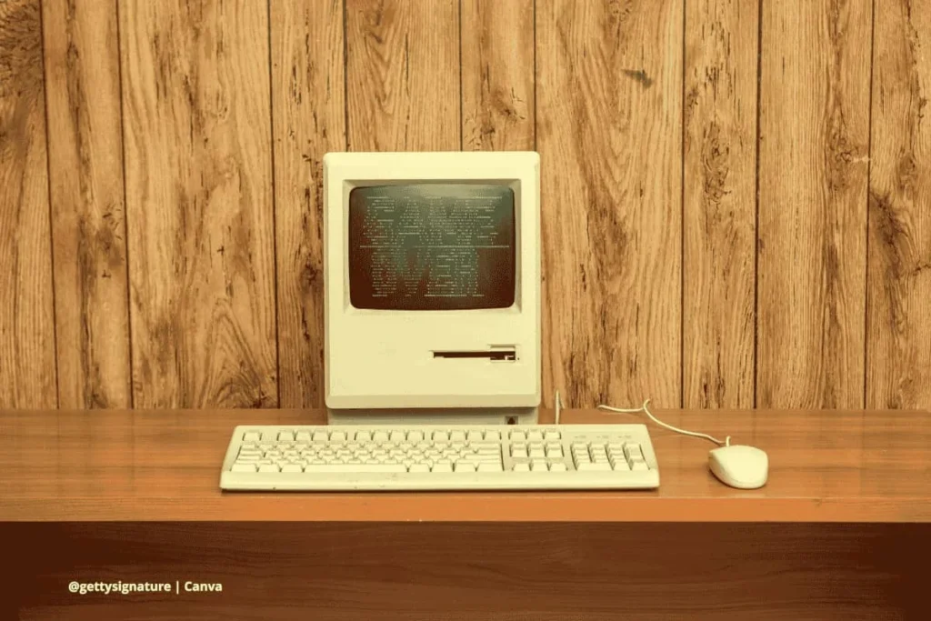 Imagen retro de un ordenador personal antiguo, ejemplo de cómo el bit permitió la evolución de la informática doméstica. @gettysignature | Canva