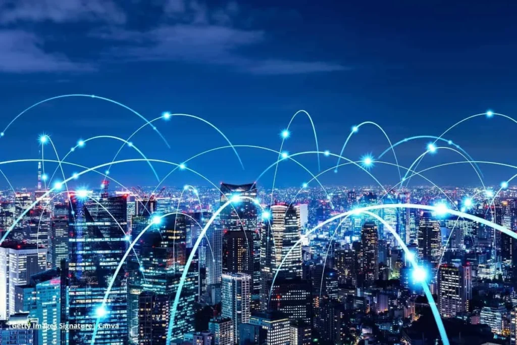 El 5G en Colombia 2025: redefiniendo la industria, la salud y el entretenimiento 2 5G Colombia: ciudad nocturna con líneas de datos que conectan edificios, cobertura urbana.