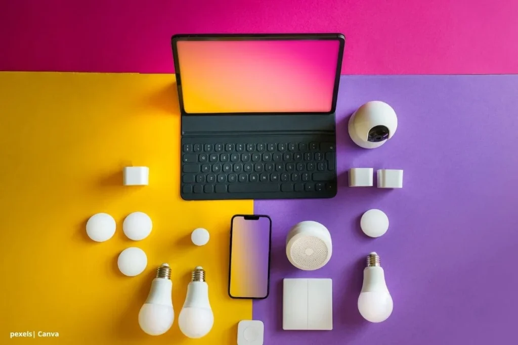 Dispositivos de hogar inteligente sobre fondo amarillo y morado, relacionados con la conectividad industrial