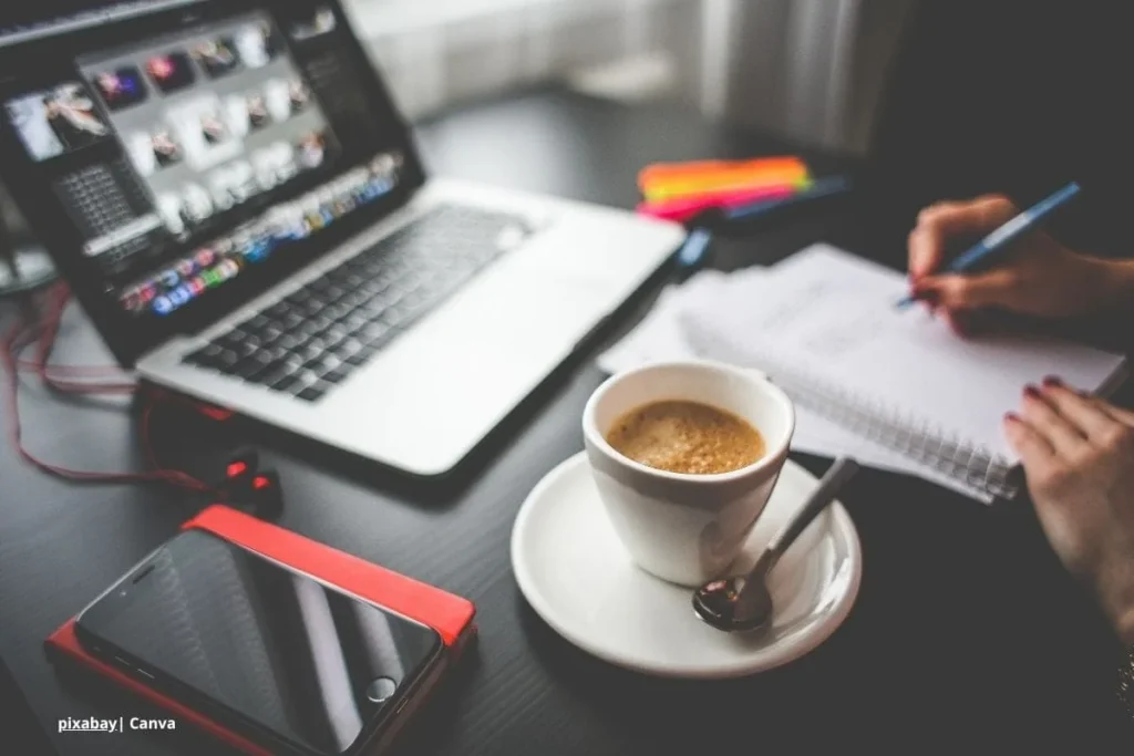Empleados usando herramientas digitales de colaboración remota en oficina