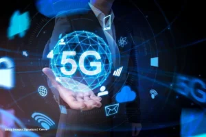 5G Colombia transformación industria 2025: mano sostiene holograma 5G con iconos de red.