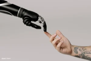 Automatización y trabajo Colombia 2025 – mano humana toca dedo de brazo robótico