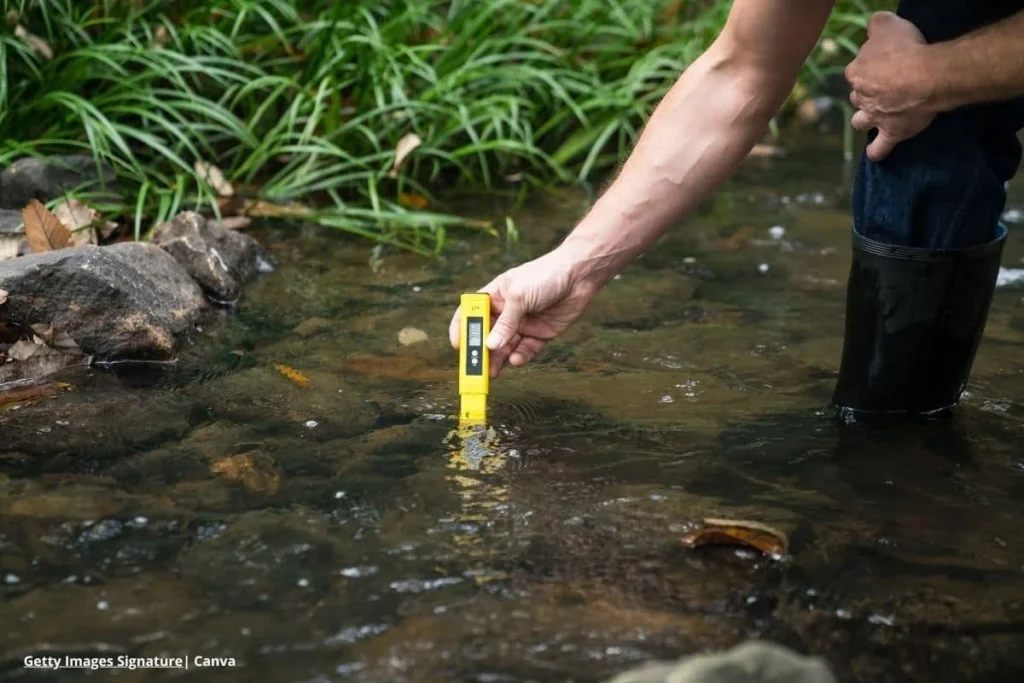 Tecnología y turismo sostenible en Colombia: innovación para un futuro responsable 3 Mano utilizando medidor digital para evaluar calidad del agua en río de Colombia.