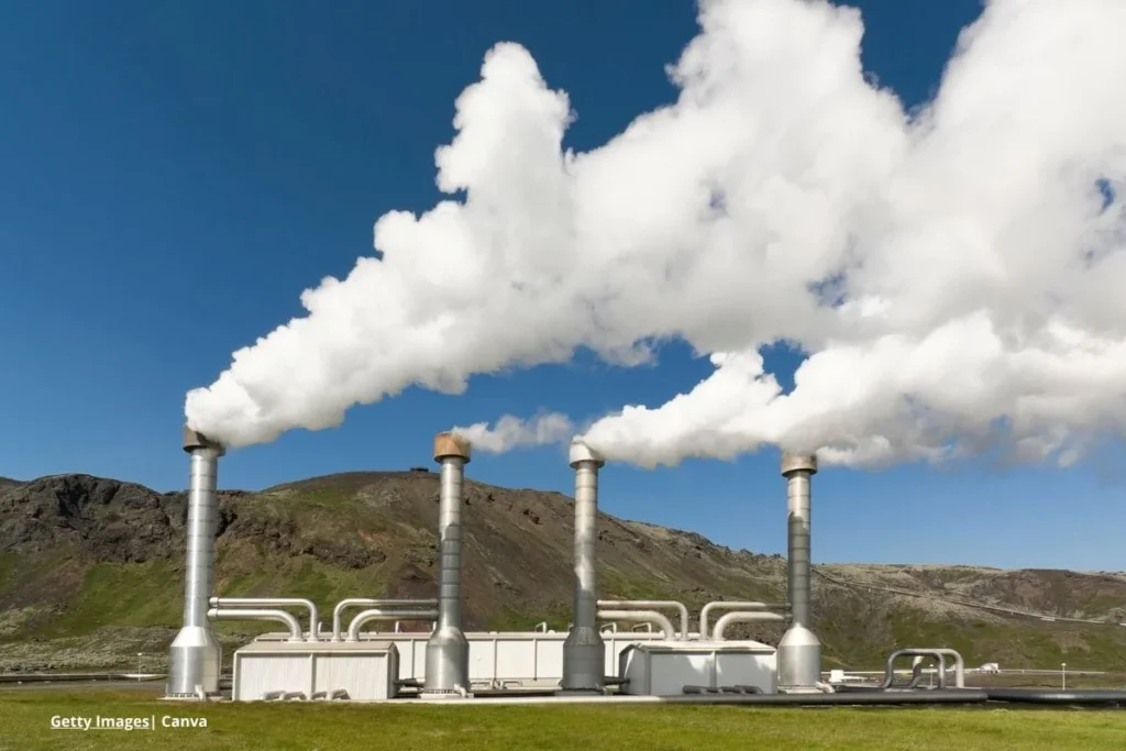 Tecnologías renovables en Colombia 2025: más allá de los paneles solares 2 Energía geotérmica Colombia con planta de generación y emisiones de vapor.