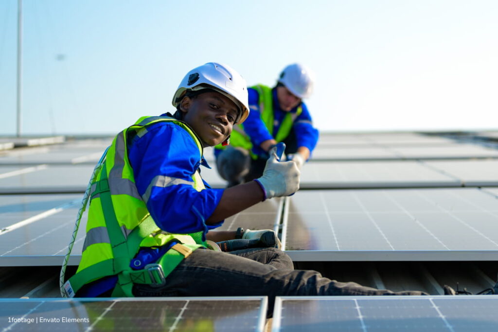 paneles solares, Personas trabajando con energías renovables, Más Tecnología