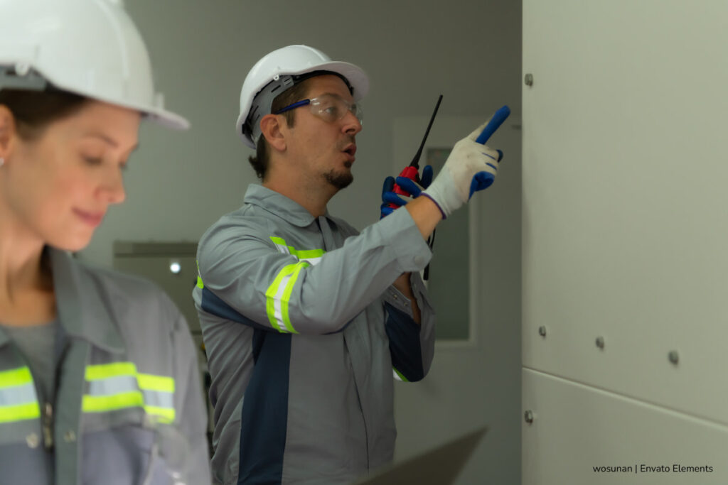 paneles solares, Personas trabajando con paneles, Más Tecnología