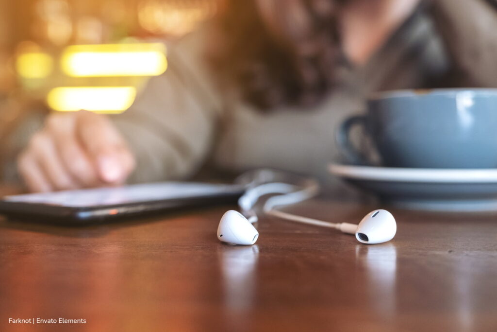 audífonos con cable, Sony, Audífonos en la mesa, Más Tecnología