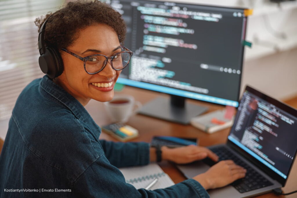 modelos de lenguaje, Mujer joven trabajando en ciencia de datos, Más Tecnología