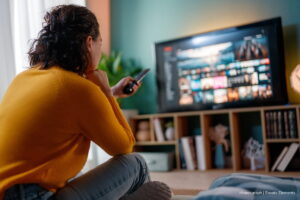 streaming en Colombia, reproductor Roku, persona usando streaming en Colombia, Más Tecnología