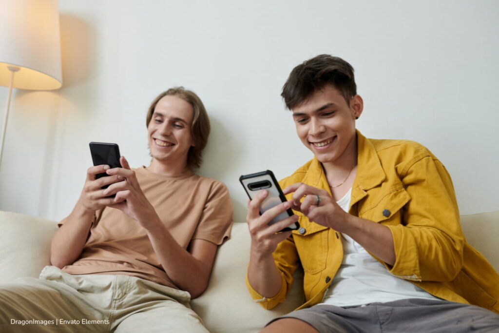 celular para juegos, Honor Win, Dos hombres jóvenes juegan en el celular,Más Tecnología