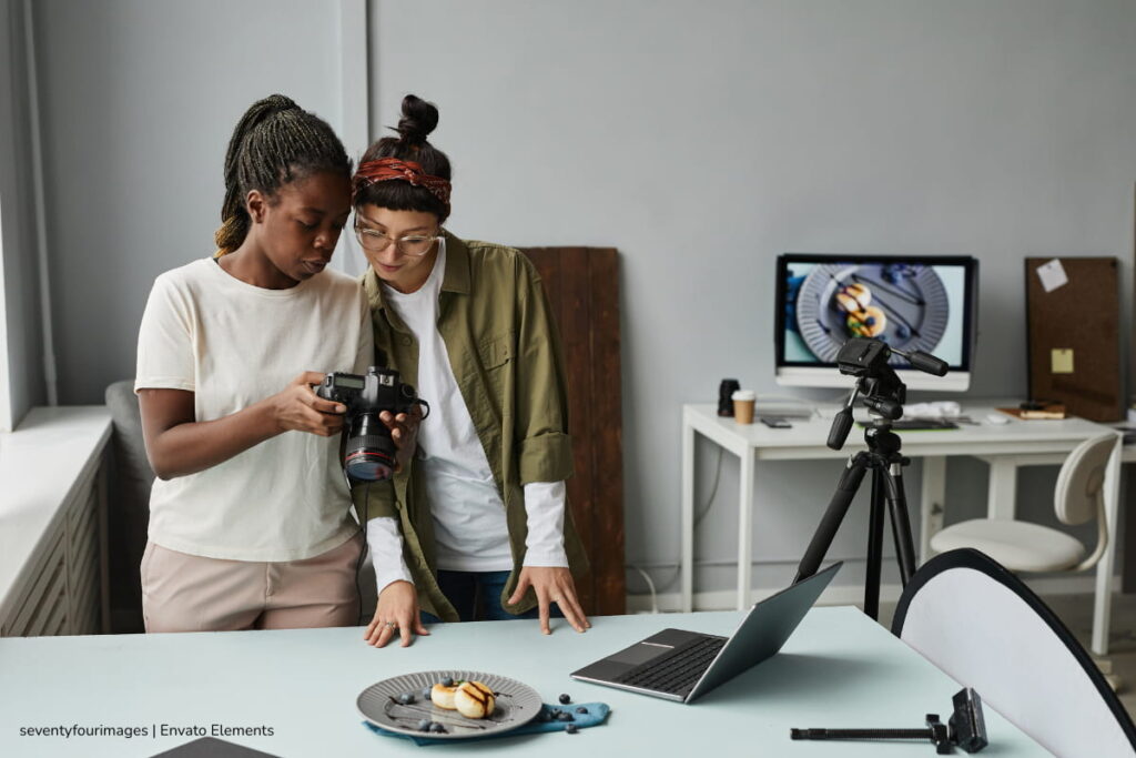 cómo usar CapCut, programa de edición de video, editor de video CapCut, Dos mujeres viendo video para editar en CapCut, Más Tecnología