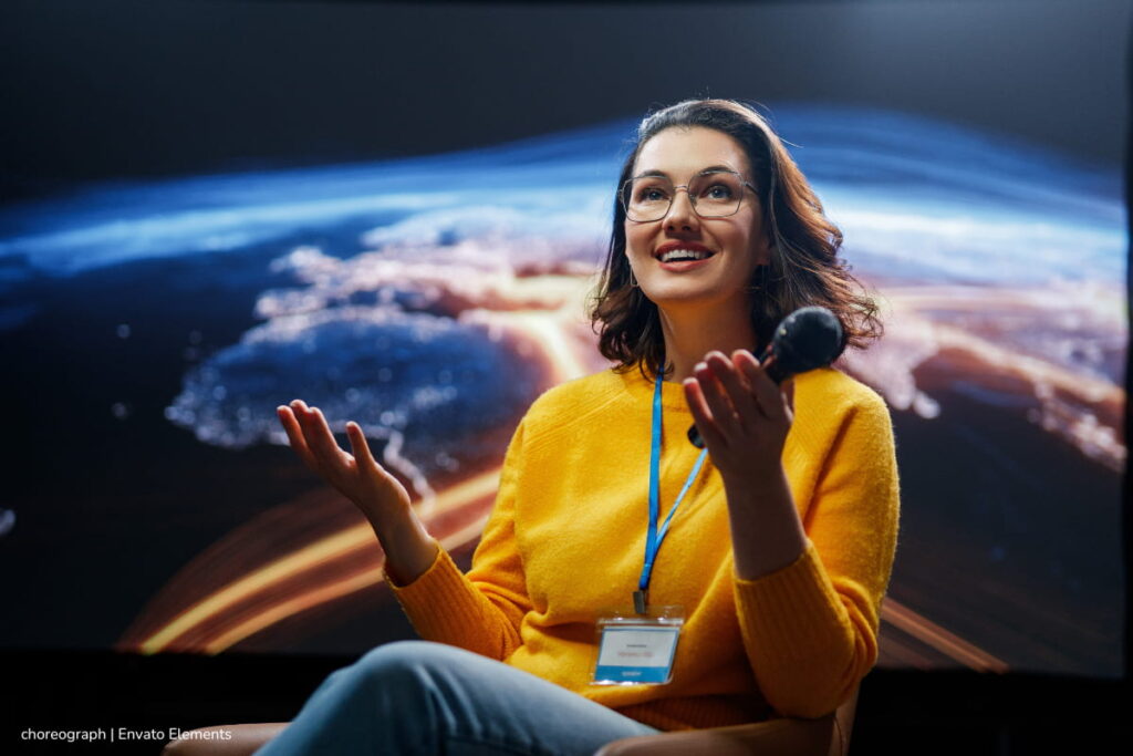 autos conectados por satélite, Geely, Persona presentando los nuevos vehículos de Geely, Más Tecnología